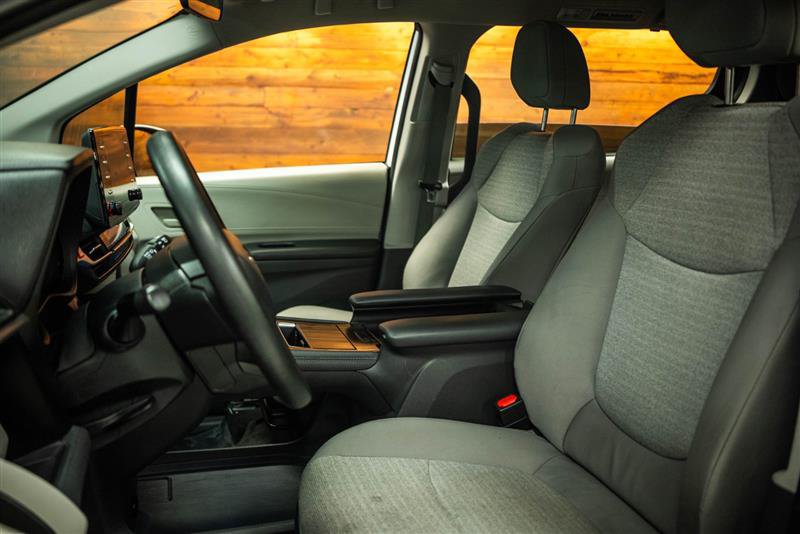Used 2024 Toyota Sienna LE AWD/4WD image 9