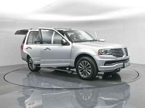 Used 2017 Lincoln Navigator Select RWD image 16