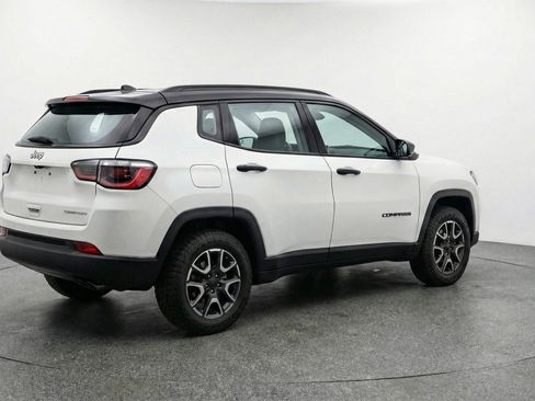 Used 2025 Jeep Compass Trailhawk AWD/4WD image 9