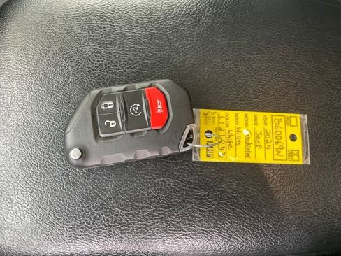 Used 2024 Jeep Gladiator Sport image 25