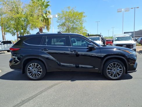 Used 2022 Toyota Highlander Limited AWD/4WD image 3