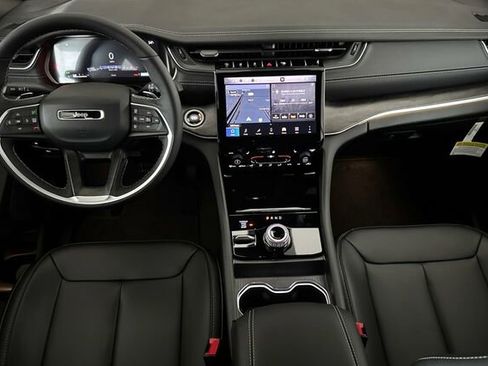 New 2025 Jeep Grand Cherokee Limited image 10