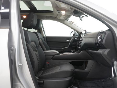 Used 2022 Nissan Pathfinder SV w/ SV Premium Package image 11