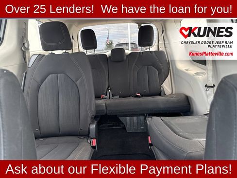 Used 2018 Chrysler Pacifica Touring w/ Tire & Wheel Group FWD image 22