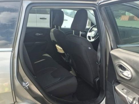 Used 2019 Jeep Cherokee Latitude w/ Popular Appearance Group image 6