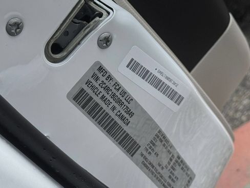 Used 2024 Chrysler Pacifica Touring-L FWD image 32