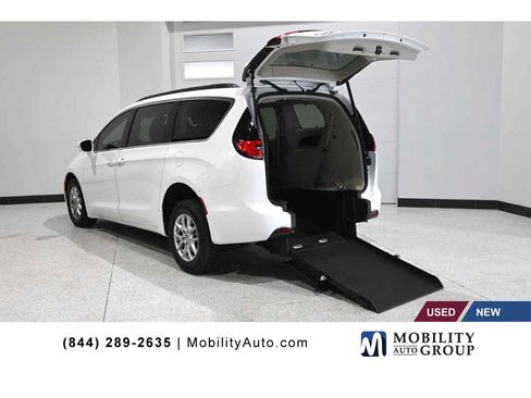 Used 2022 Chrysler Pacifica Touring-L FWD image 1