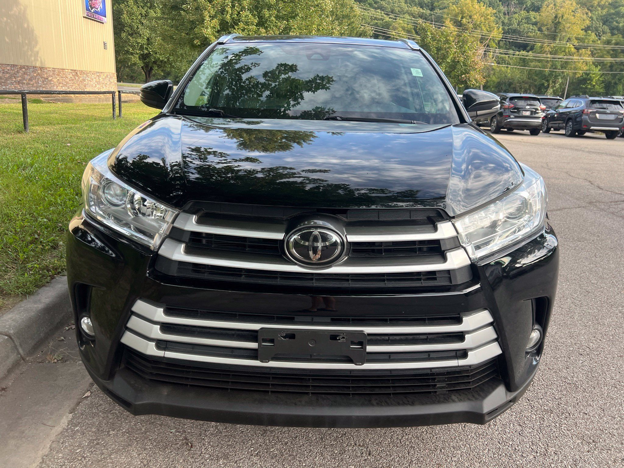 Used 2018 Toyota Highlander XLE AWD/4WD image 2