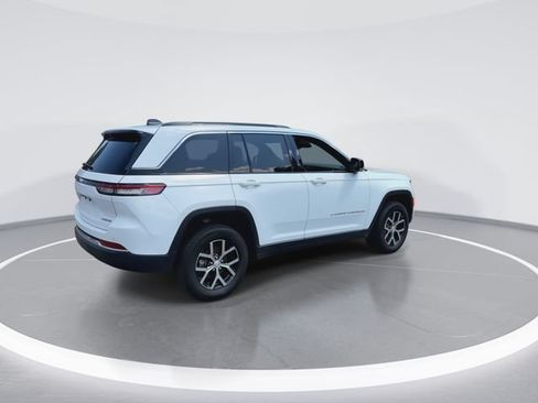 Used 2025 Jeep Grand Cherokee Limited w/ Trailer Tow Package AWD/4WD image 8