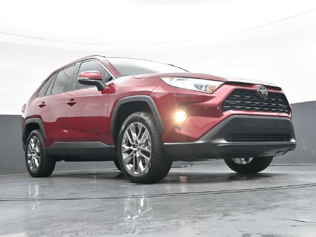 Used 2020 Toyota RAV4 XLE Premium FWD image 31
