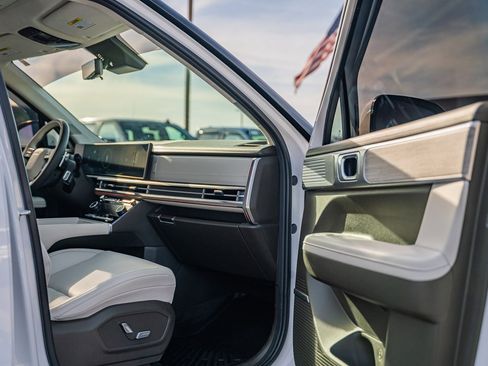 Used 2025 Hyundai Santa Fe Calligraphy w/ Tow & Go Package image 18