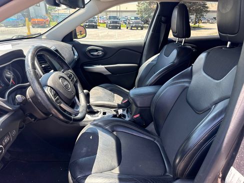 Used 2018 Jeep Cherokee Latitude Plus w/ Comfort/Convenience Group AWD/4WD image 12