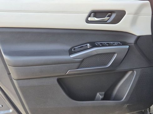 Used 2023 Nissan Pathfinder SL w/ SL Premium Package image 11