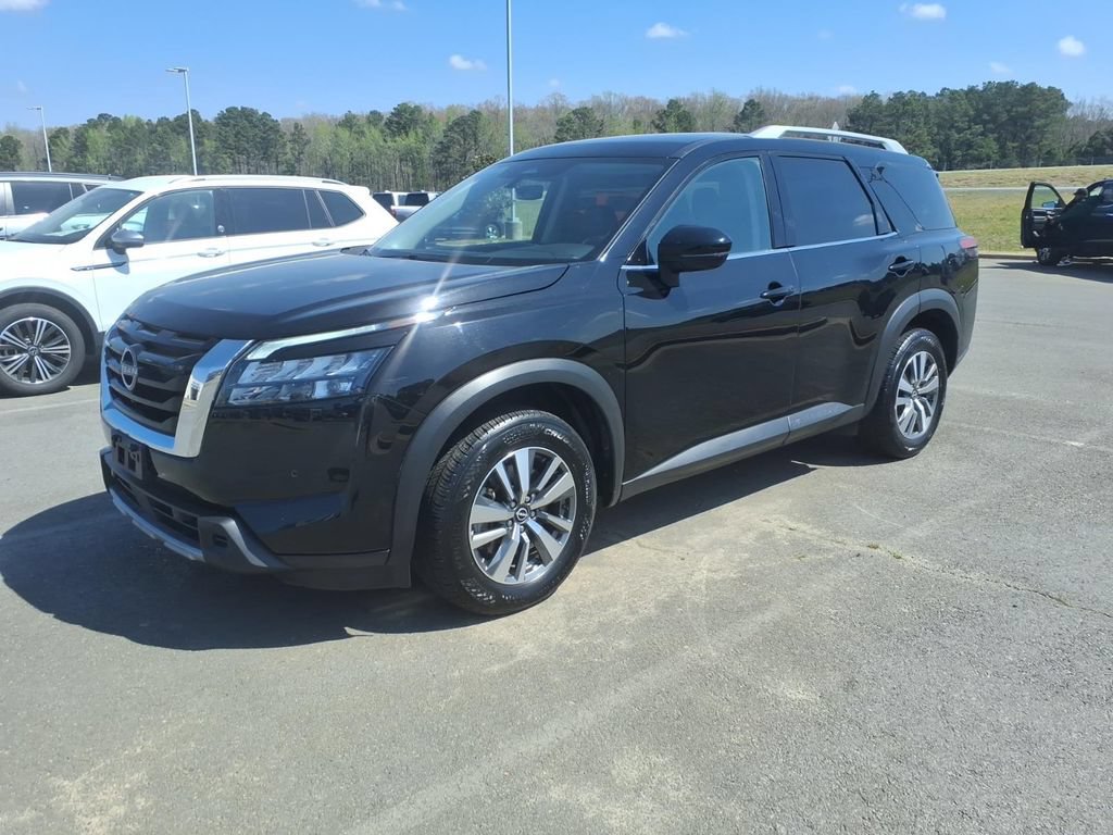 Used 2025 Nissan Pathfinder SL FWD image 3
