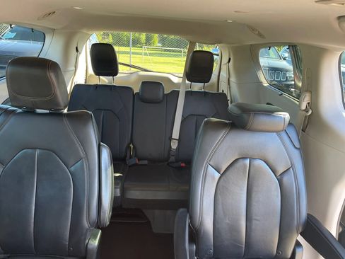 Used 2017 Chrysler Pacifica Touring-L FWD image 17