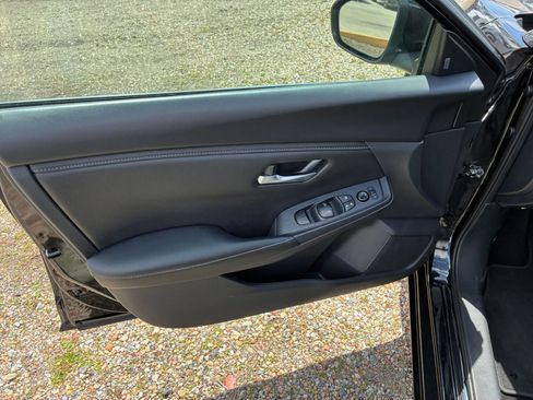 Used 2025 Nissan Sentra SV FWD image 15
