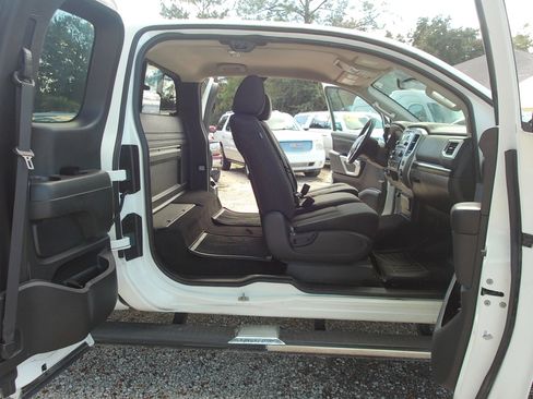 Used 2018 Nissan Titan SV AWD/4WD image 36