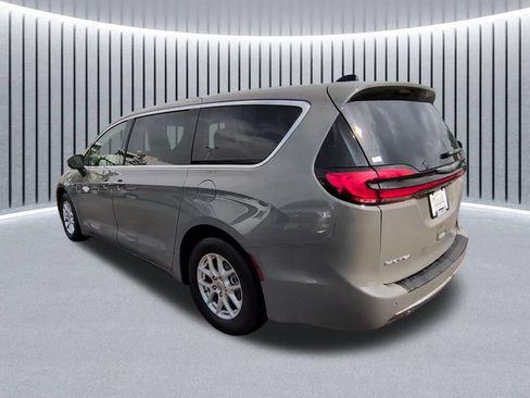 Used 2023 Chrysler Pacifica Touring-L FWD image 8