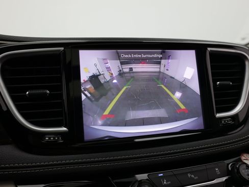 Used 2023 Chrysler Pacifica Limited FWD image 23
