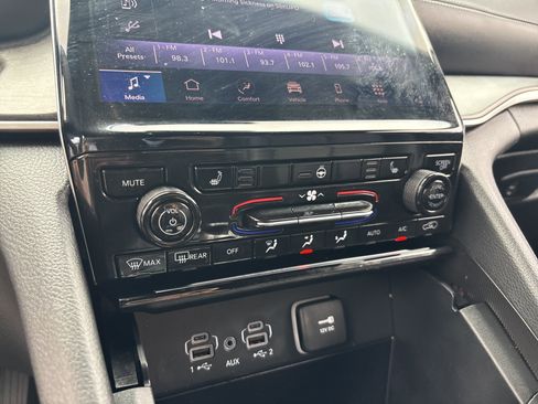 Used 2025 Jeep Grand Cherokee L Limited w/ Black Appearance Package image 24