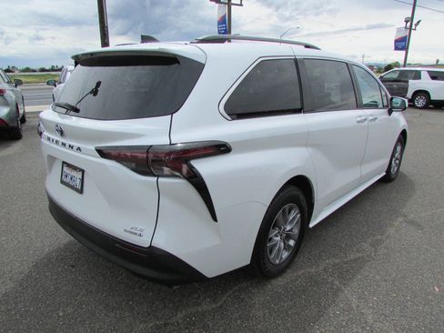 Used 2024 Toyota Sienna XLE image 7