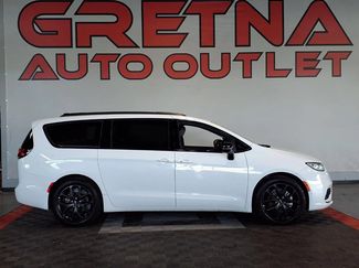 Used 2024 Chrysler Pacifica Limited w/ S Appearance Package FWD video 1