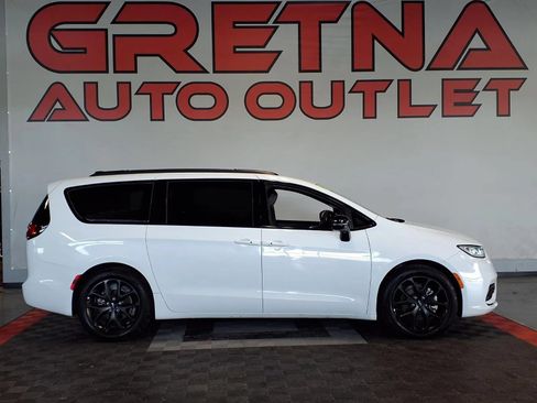 Used 2024 Chrysler Pacifica Limited w/ S Appearance Package FWD image 1