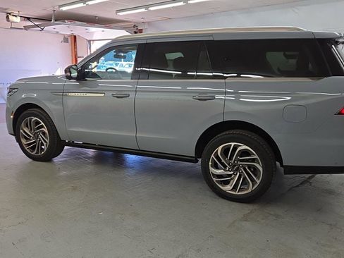 New 2025 Lincoln Navigator Reserve image 3