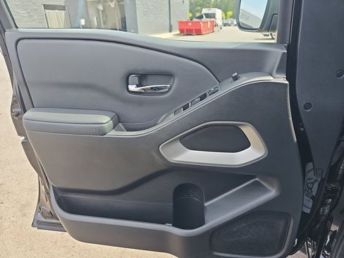 Used 2024 Nissan Frontier SV RWD image 30