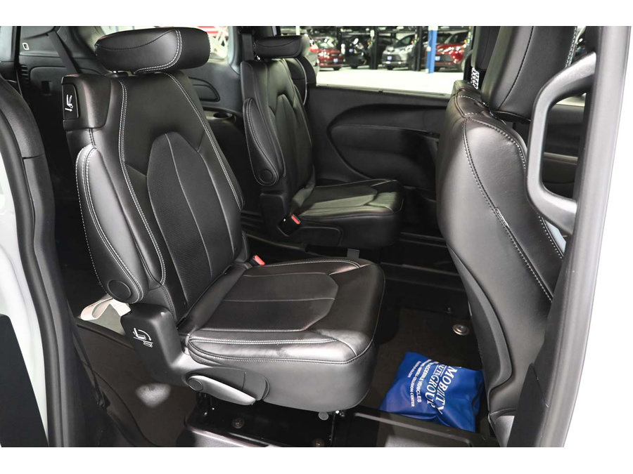 Used 2025 Chrysler Pacifica Select FWD image 17