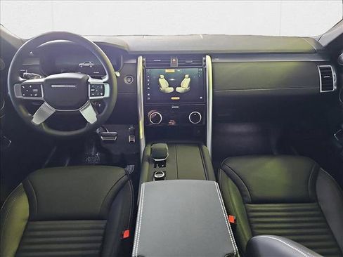 New 2024 Land Rover Discovery Dynamic SE image 9