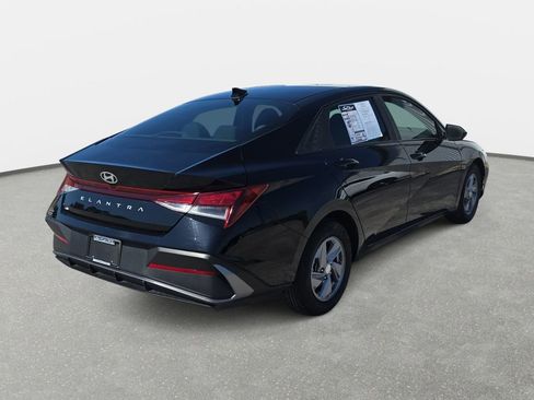 Used 2024 Hyundai Elantra SE FWD image 5