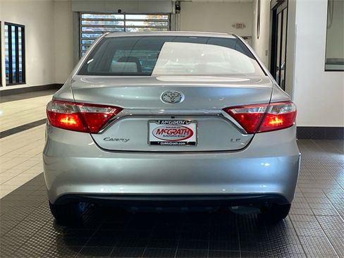 Used 2016 Toyota Camry SE image 5