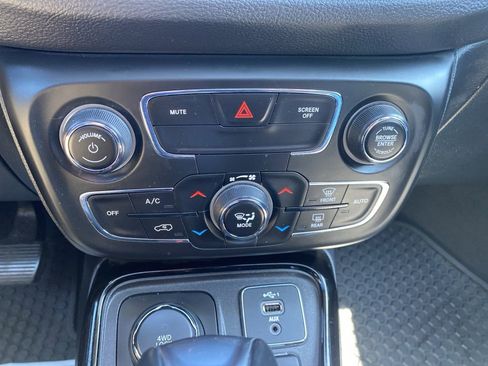Used 2021 Jeep Compass Latitude w/ Sun and Sound Group AWD/4WD image 17