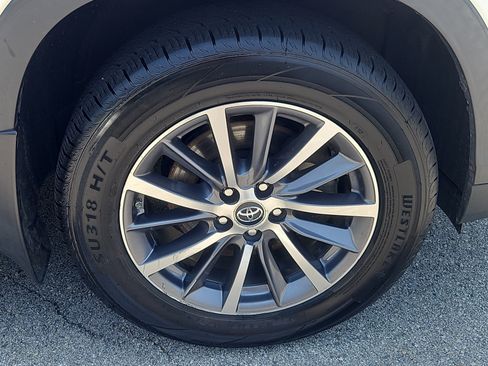 Used 2019 Toyota Highlander XLE AWD/4WD image 11