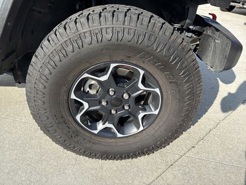 Used 2023 Jeep Gladiator Rubicon w/ Cold Weather Group image 11