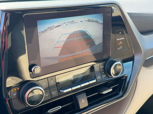 Used 2023 Toyota Highlander XLE image 24