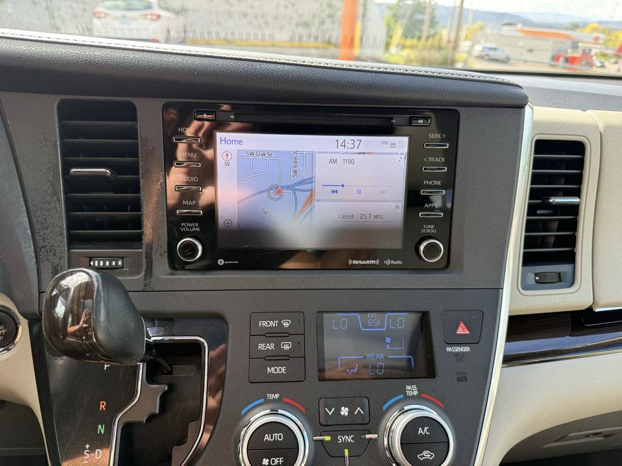 Used 2018 Toyota Sienna XLE w/ XLE Navigation Package FWD image 33