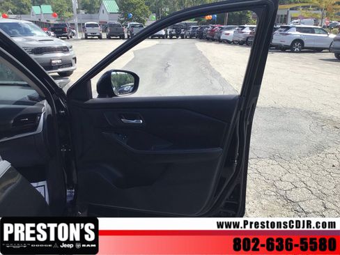 Used 2025 Nissan Rogue SV AWD/4WD image 27