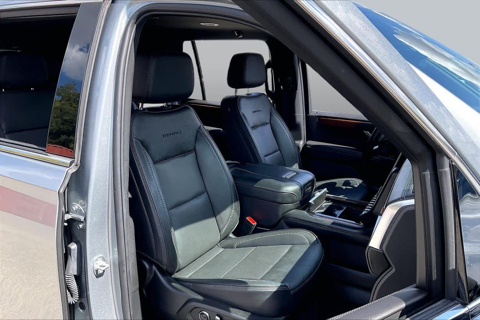 Used 2025 GMC Yukon Denali RWD image 9
