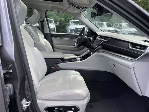 Certified 2022 Jeep Grand Cherokee Overland w/ Luxury Tech Group IV AWD/4WD image 12