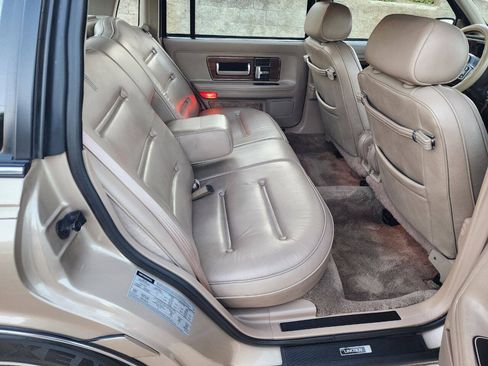 Used 1988 Lincoln Continental Signature FWD image 24