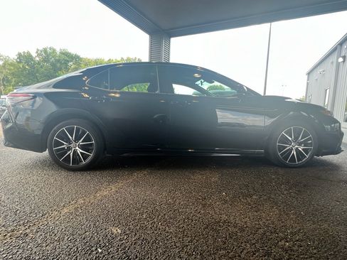 Used 2024 Toyota Camry SE image 9