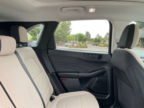 Used 2022 Ford Escape SE image 45