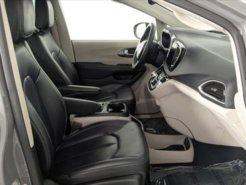 Used 2023 Chrysler Pacifica Touring-L FWD image 21