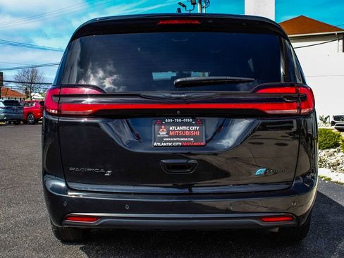 Used 2022 Chrysler Pacifica Touring-L w/ Uconnect Theater Family Group FWD image 5