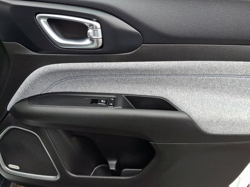 Used 2024 Jeep Compass Latitude w/ Sun and Sound Group image 10