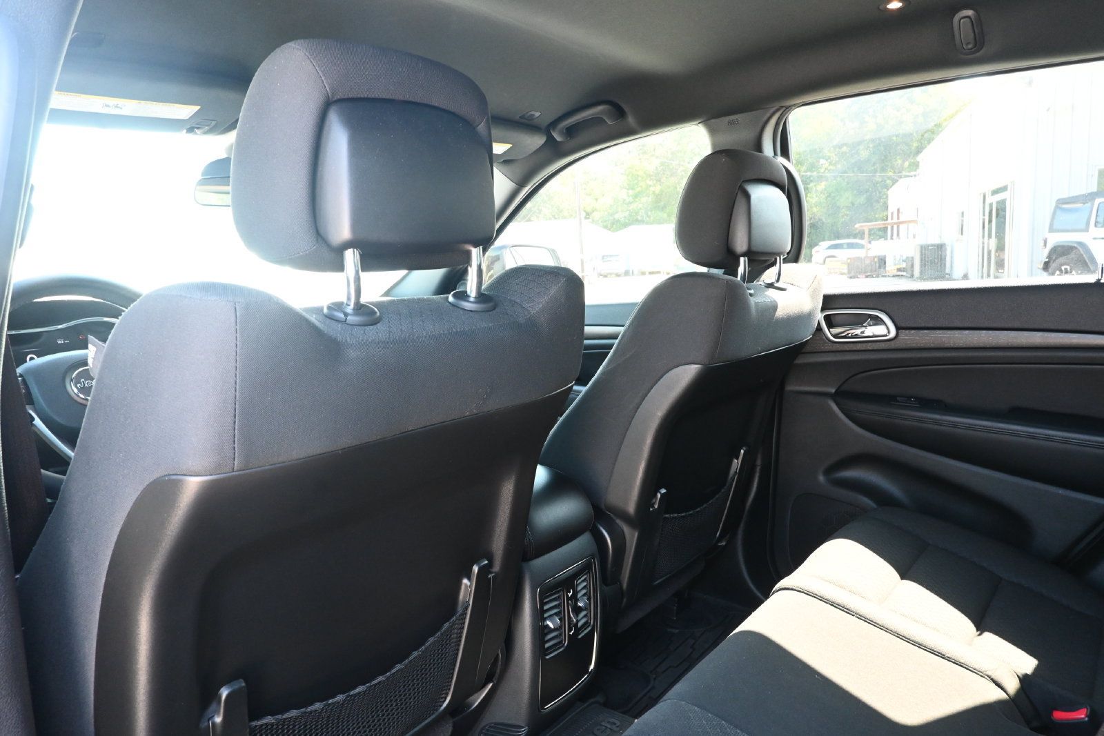 Used 2018 Jeep Grand Cherokee Laredo AWD/4WD image 21