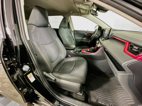 Used 2019 Toyota RAV4 LE w/ Carpet Mat Package AWD/4WD image 30
