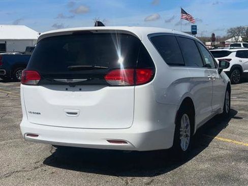 Used 2022 Chrysler Voyager LX image 8